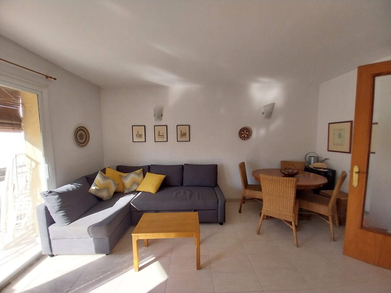 Sala de estar de Piso en venta en L'Estartit con Amueblado y Balcón