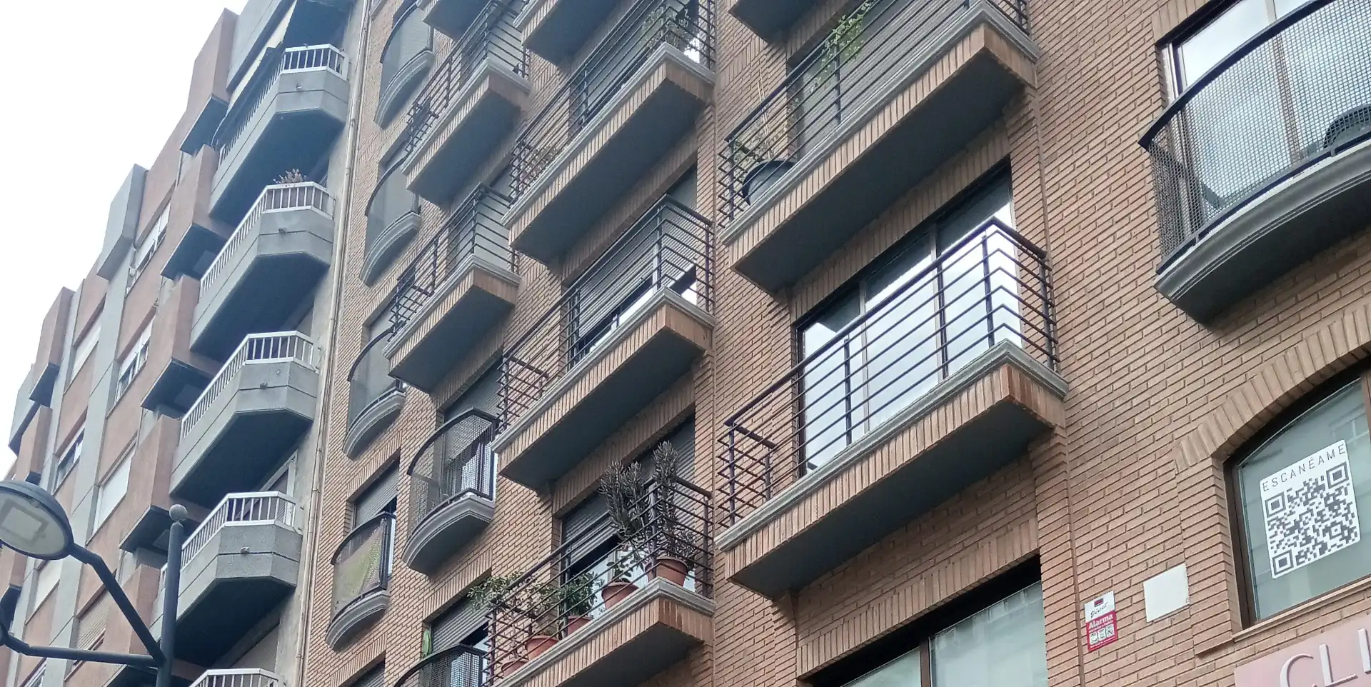 Exterior view of Office for rent in Valencia  with Air Conditioner and Heating