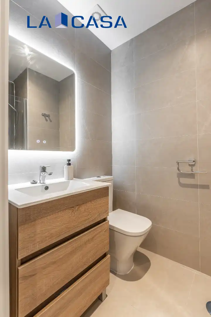 Bathroom of Flat for sale in Madrid