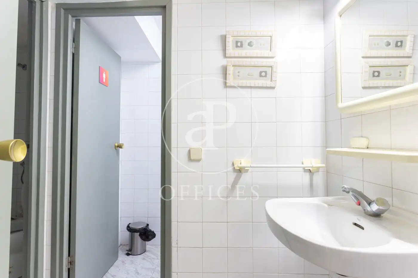 Badezimmer von Büro zum Verkauf in Barcelona mit Heizung
