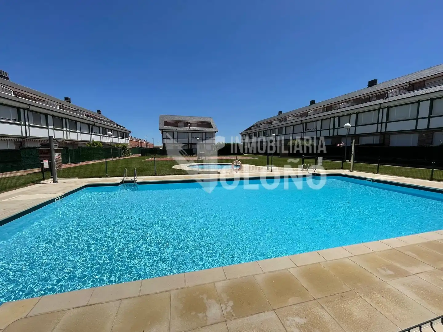 Piscina de Dúplex en venta en Castañares de Rioja con Calefacción, Parquet y Terraza