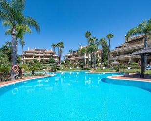 Vista exterior de Àtic en venda en Marbella amb Aire condicionat, Terrassa i Piscina