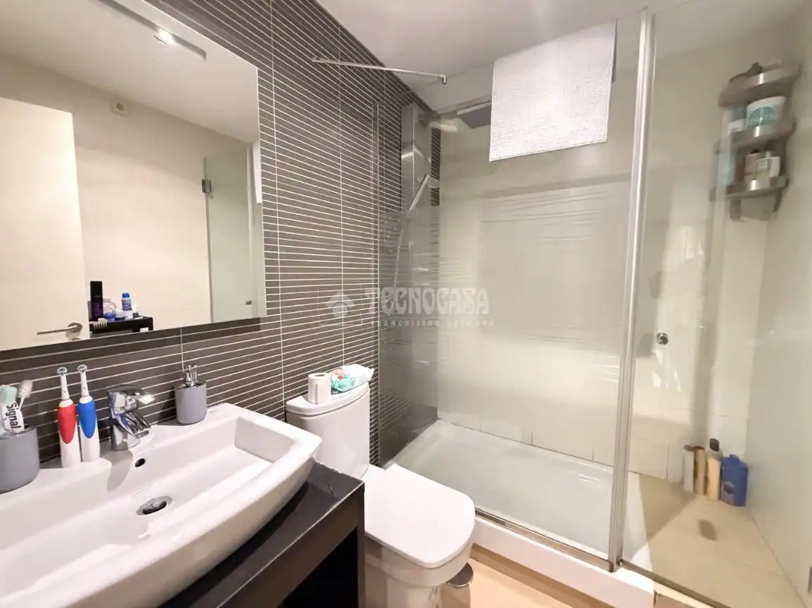 Bathroom of Flat for sale in Madrid  with Air Conditioner, Heating and Alarm