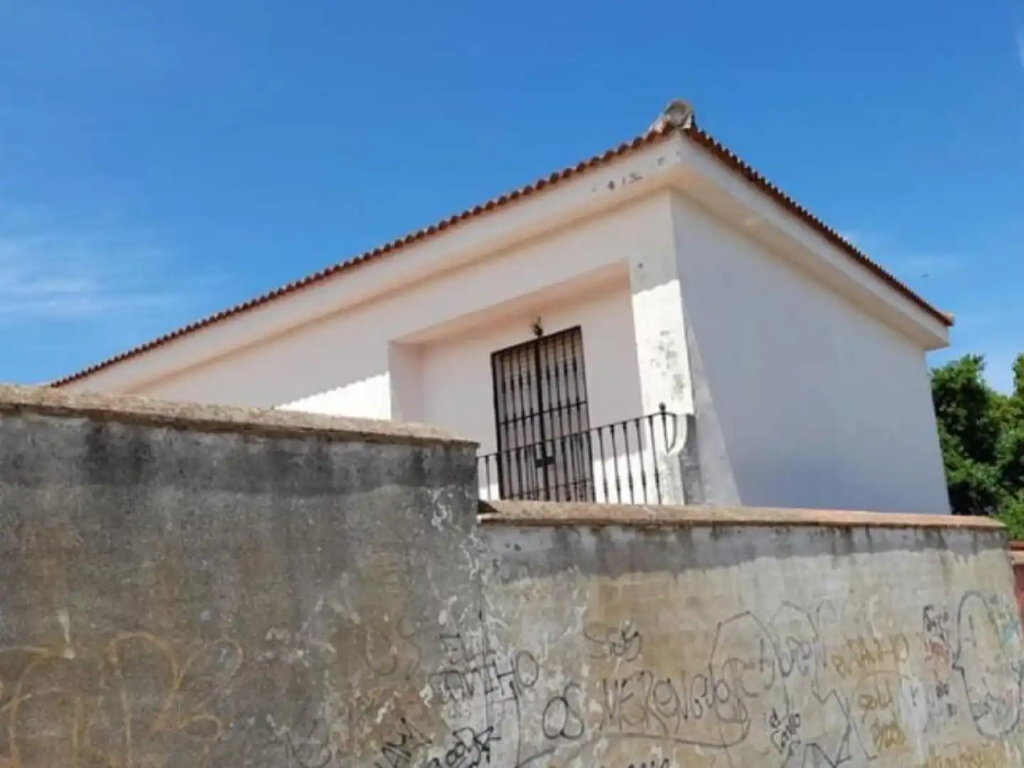 Vista exterior de Casa o xalet en venda en Bollullos de la Mitación amb Piscina comunitària