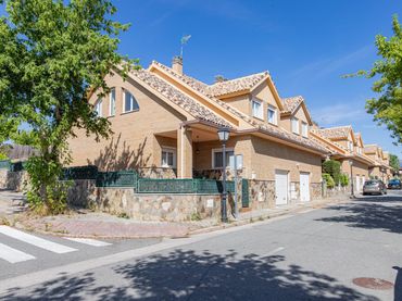 Chalet con jardín en venta en Calle MUSICA DE LA