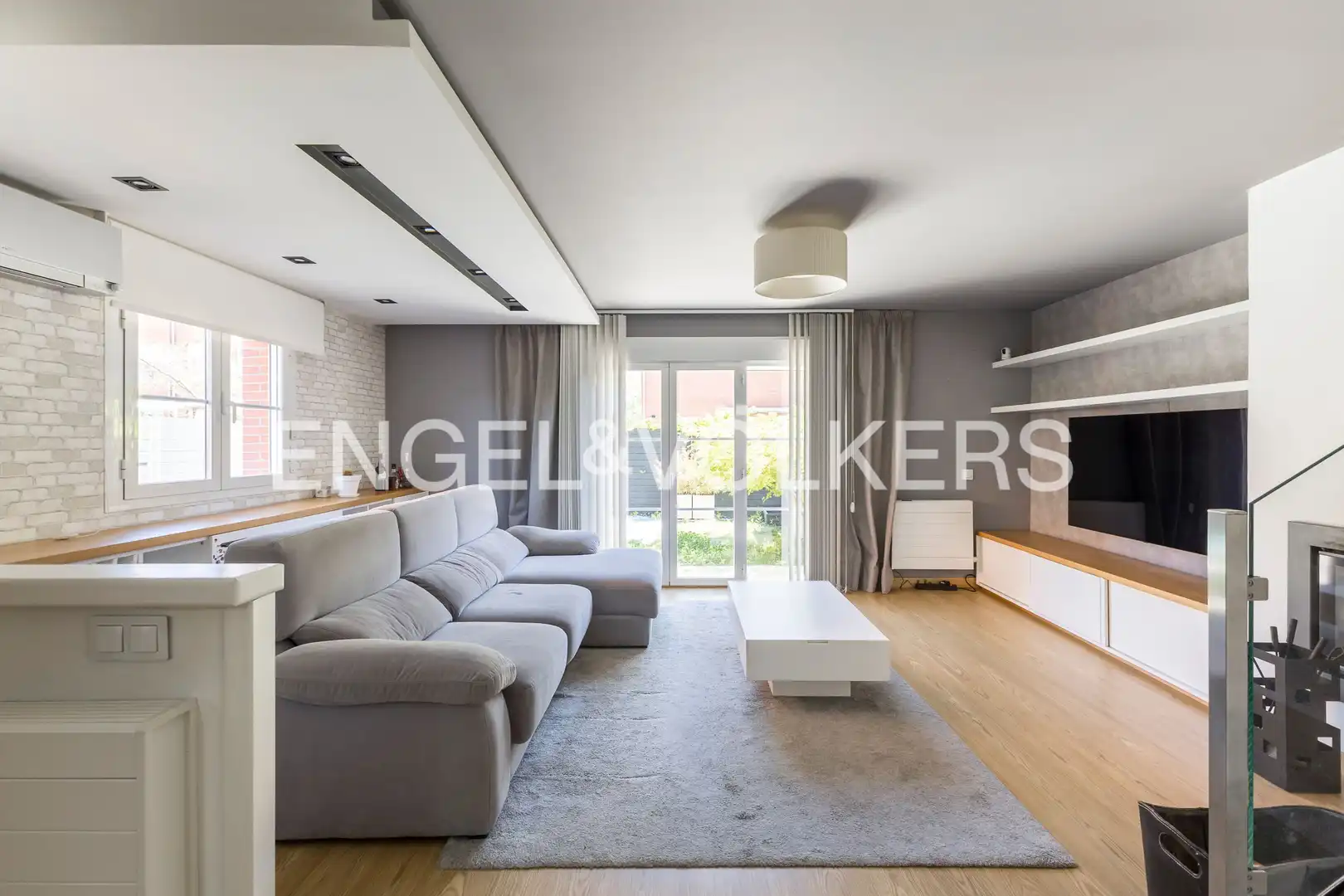 Wohnzimmer von Einfamilien-Reihenhaus zum Verkauf in Paracuellos de Jarama mit Klimaanlage, Heizung und Privatgarten