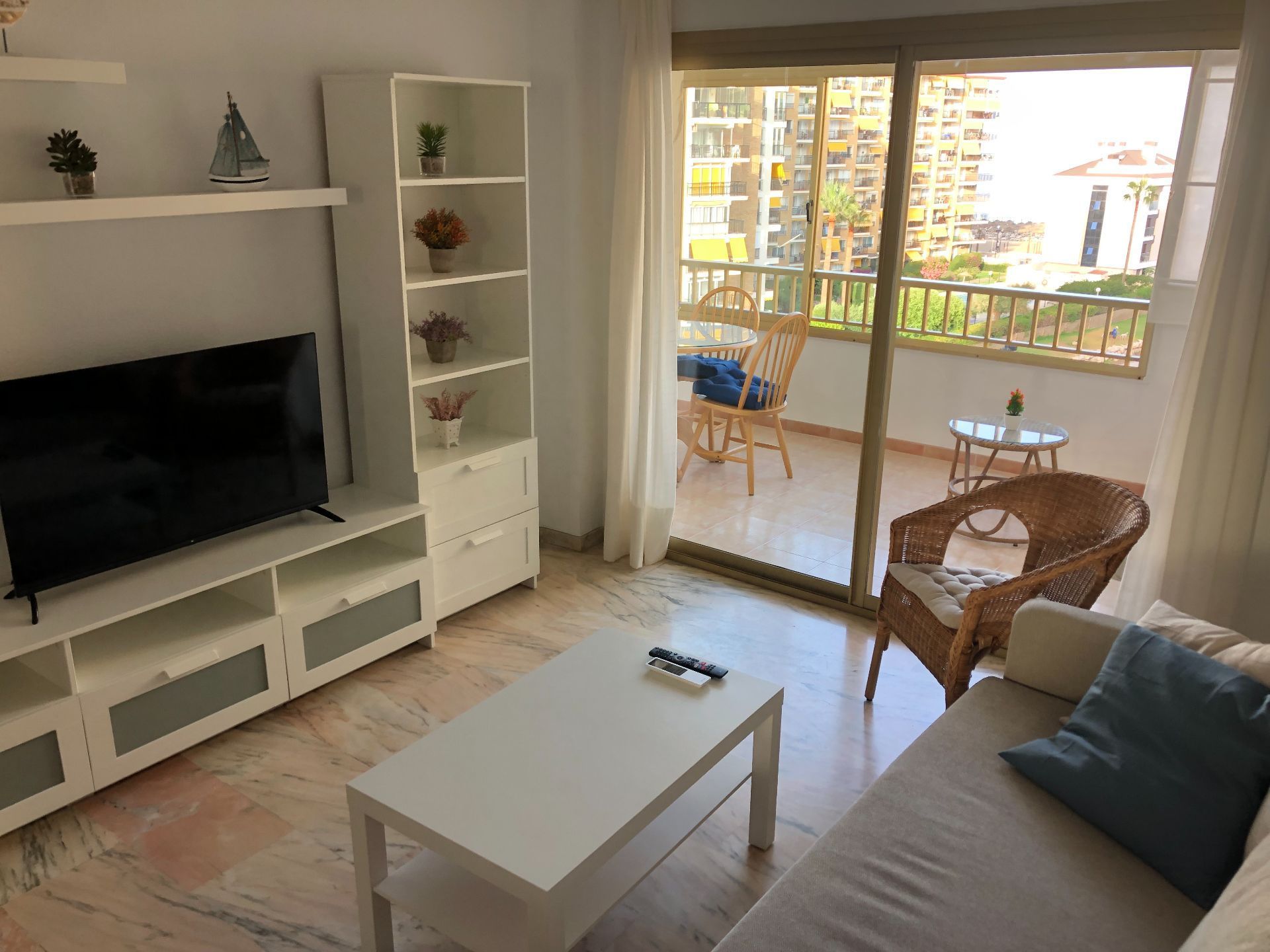 Sala de estar de Piso en venta en Fuengirola con Aire acondicionado, Calefacción y Piscina comunitaria