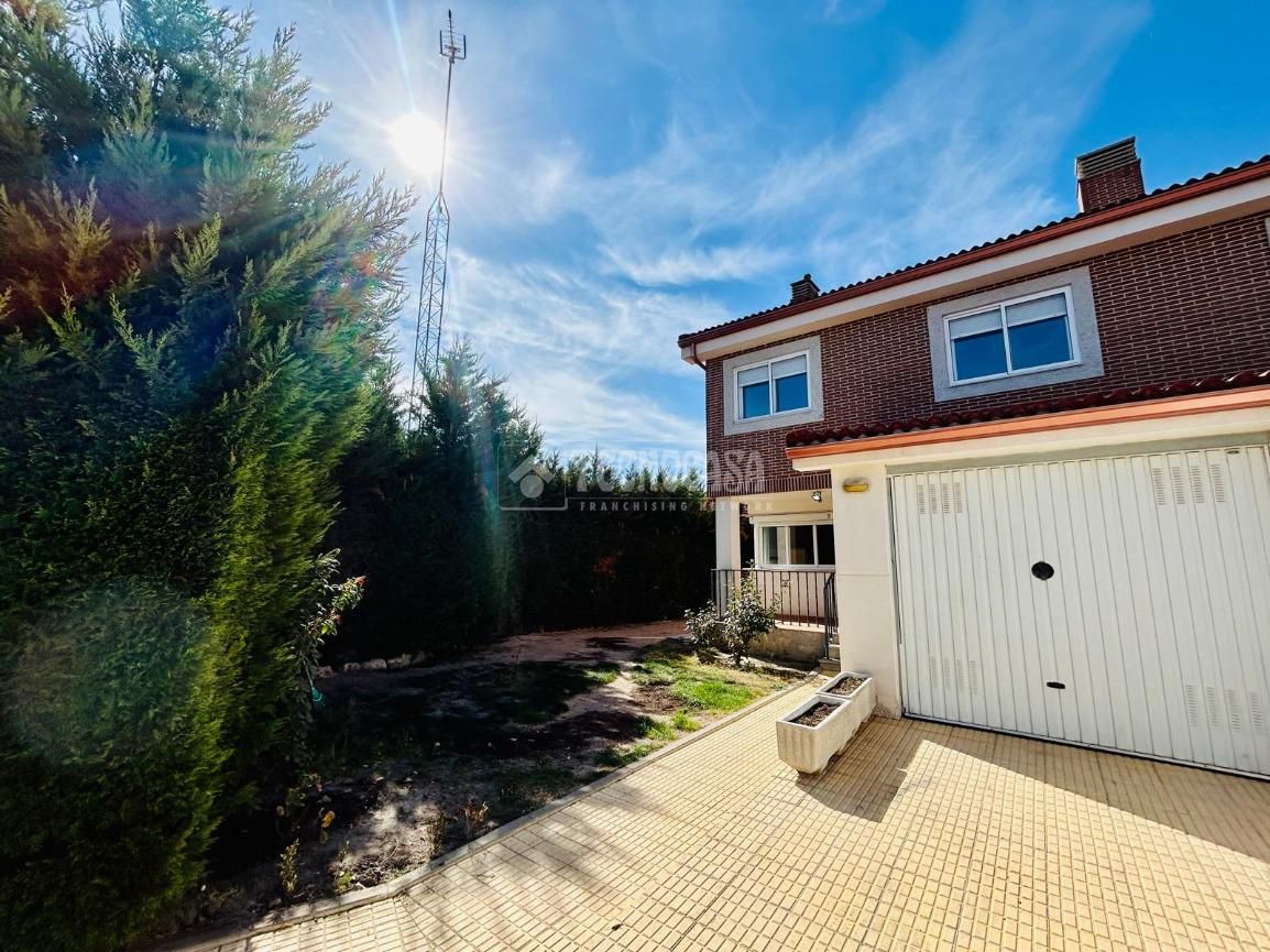 Vista exterior de Casa adosada en venta en Boecillo con Jardín privado