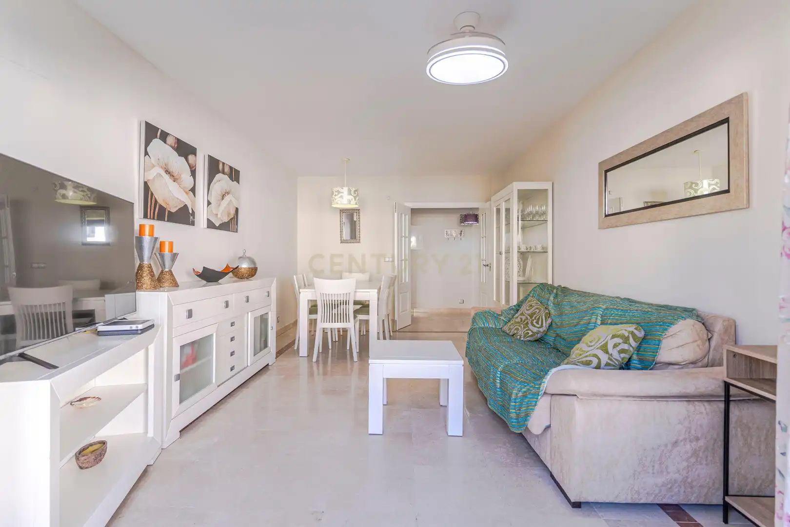 Wohnzimmer von Wohnung zum Verkauf in Manilva mit Privatgarten, Abstellraum und Gemeinschaftspool