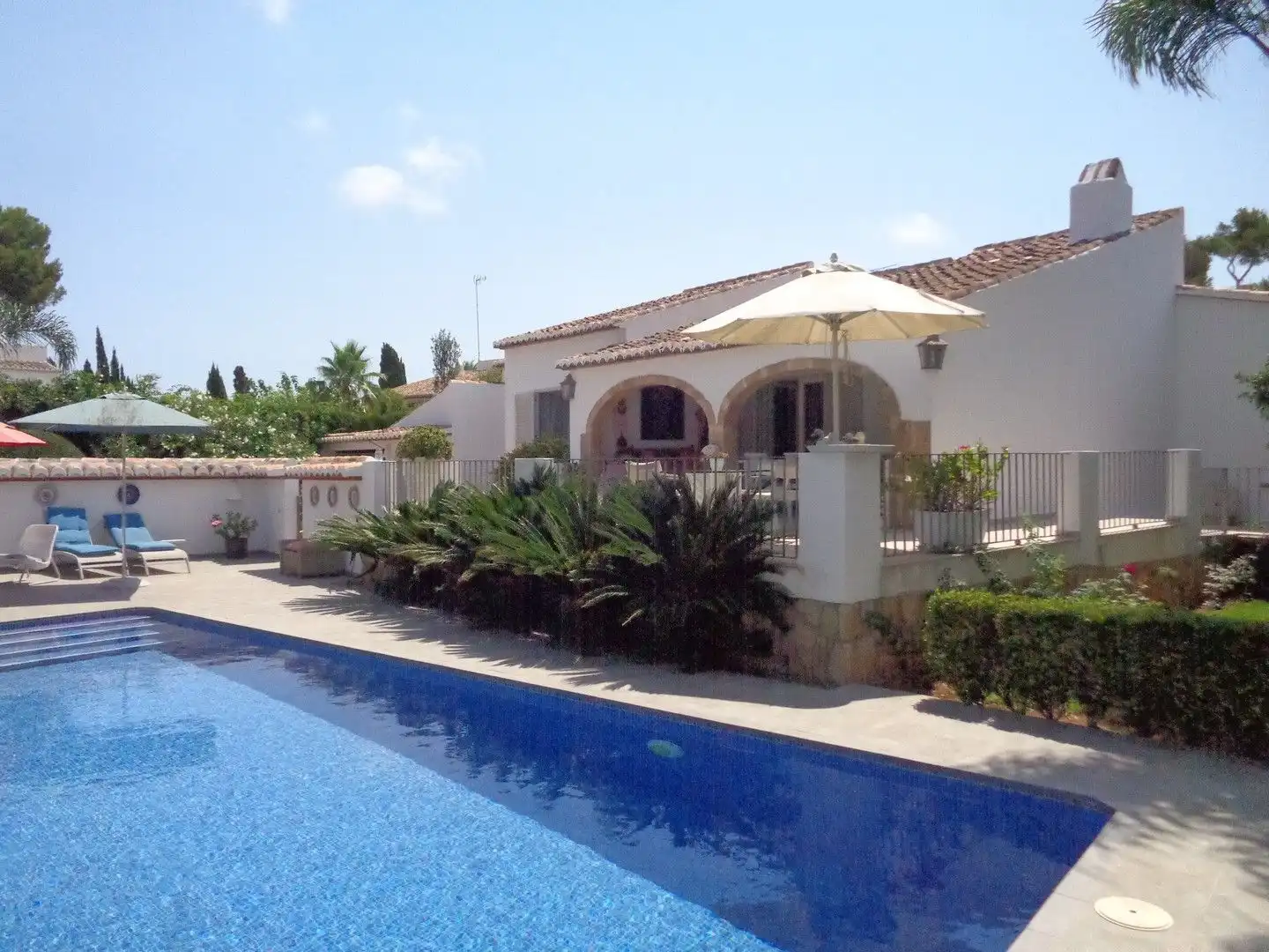Vista exterior de Casa o xalet en venda en Jávea / Xàbia amb Aire condicionat, Calefacció i Jardí privat