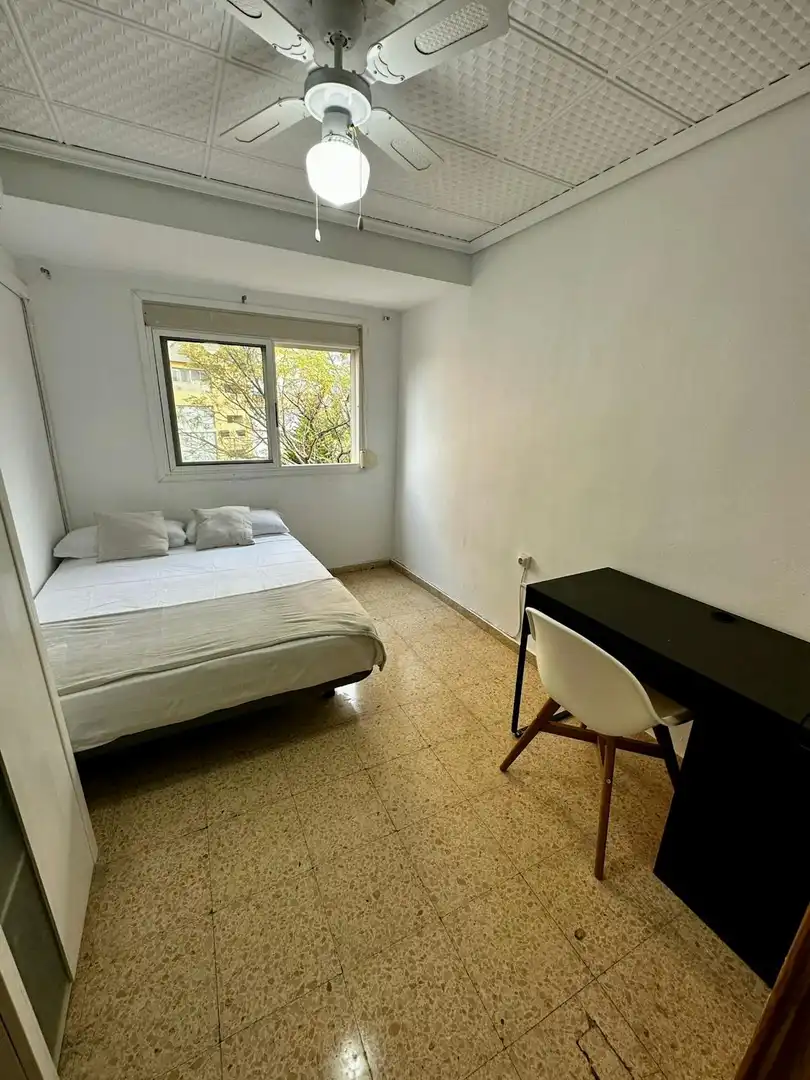 Bedroom of Flat for share in Valencia  with TV