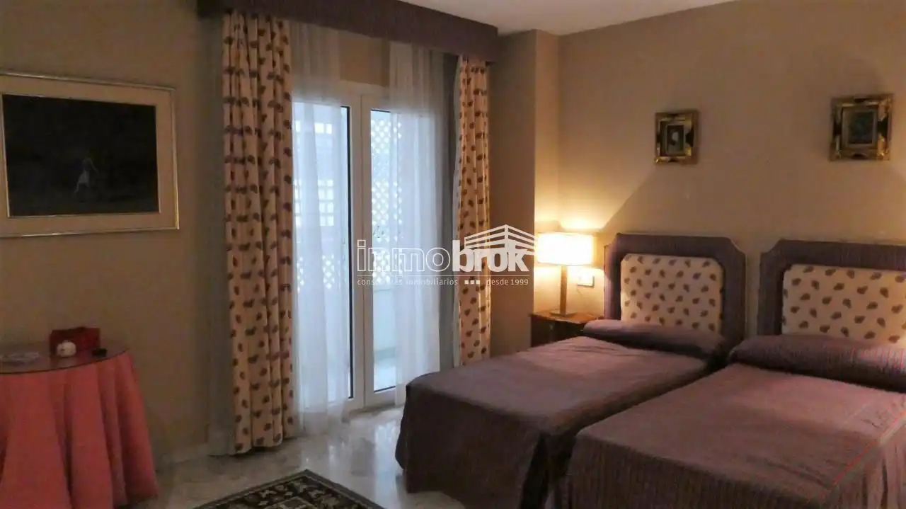 Schlafzimmer von Wohnung zur Miete in Marbella mit Klimaanlage, Terrasse und Schwimmbad
