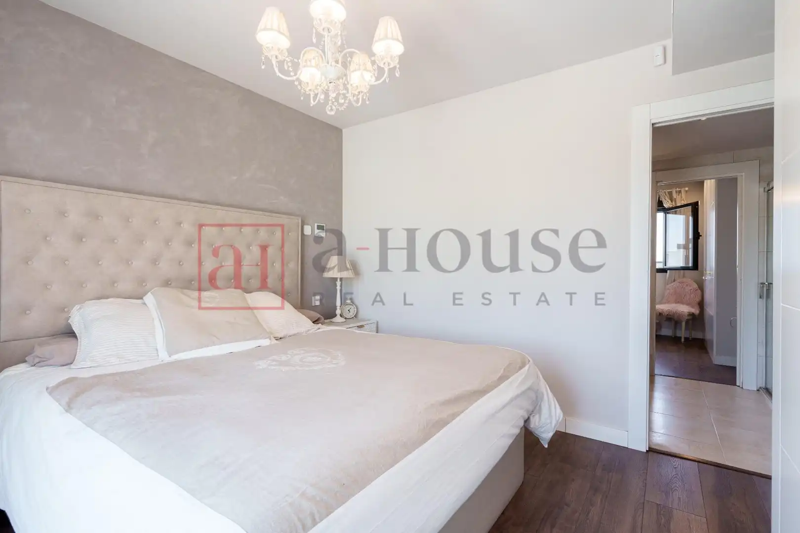 Habitación de Casa adosada en venta en Boadilla del Monte con Aire acondicionado, Calefacción y Jardín privado