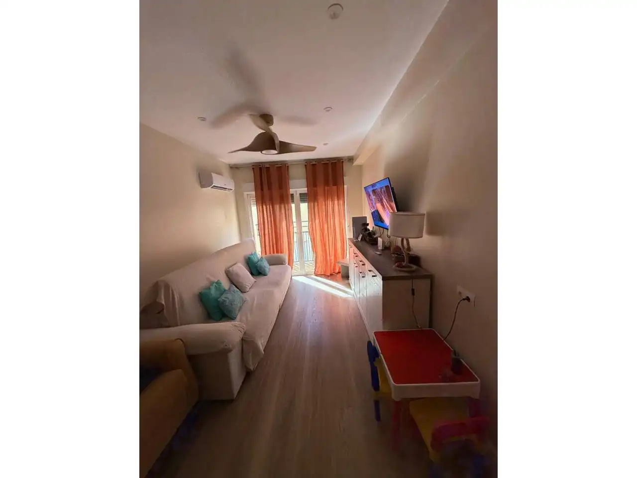 Living room of Flat for sale in Camas  with Air Conditioner, Heating and Parquet flooring