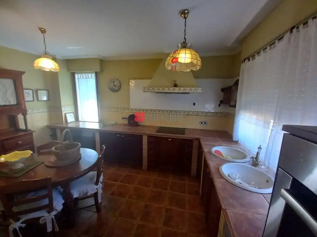 Cocina de Casa o chalet de alquiler en Santiago de Compostela  con Calefacción, Jardín privado y Trastero