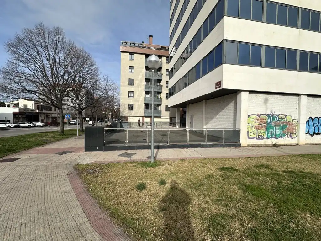 Außenansicht von Geschaftsraum zur Miete in  Logroño