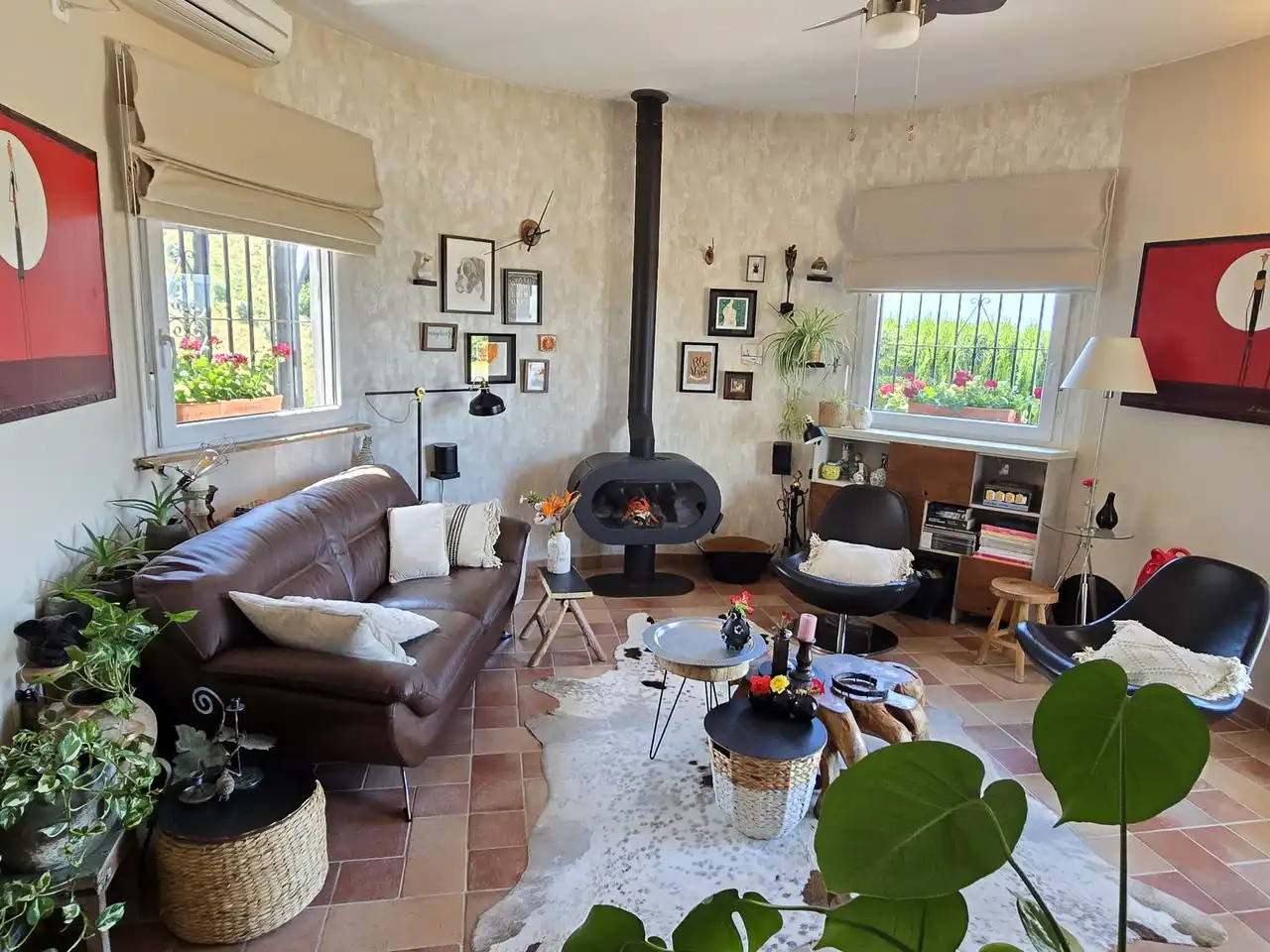 Sala d'estar de Casa o xalet en venda en Canillas de Aceituno amb Aire condicionat, Terrassa i Piscina