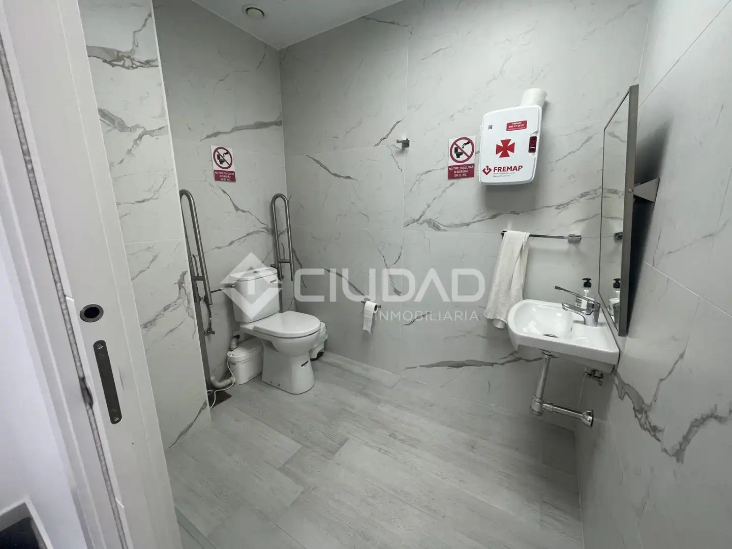 Bathroom of Commercial properties for sale in Sanlúcar de Barrameda