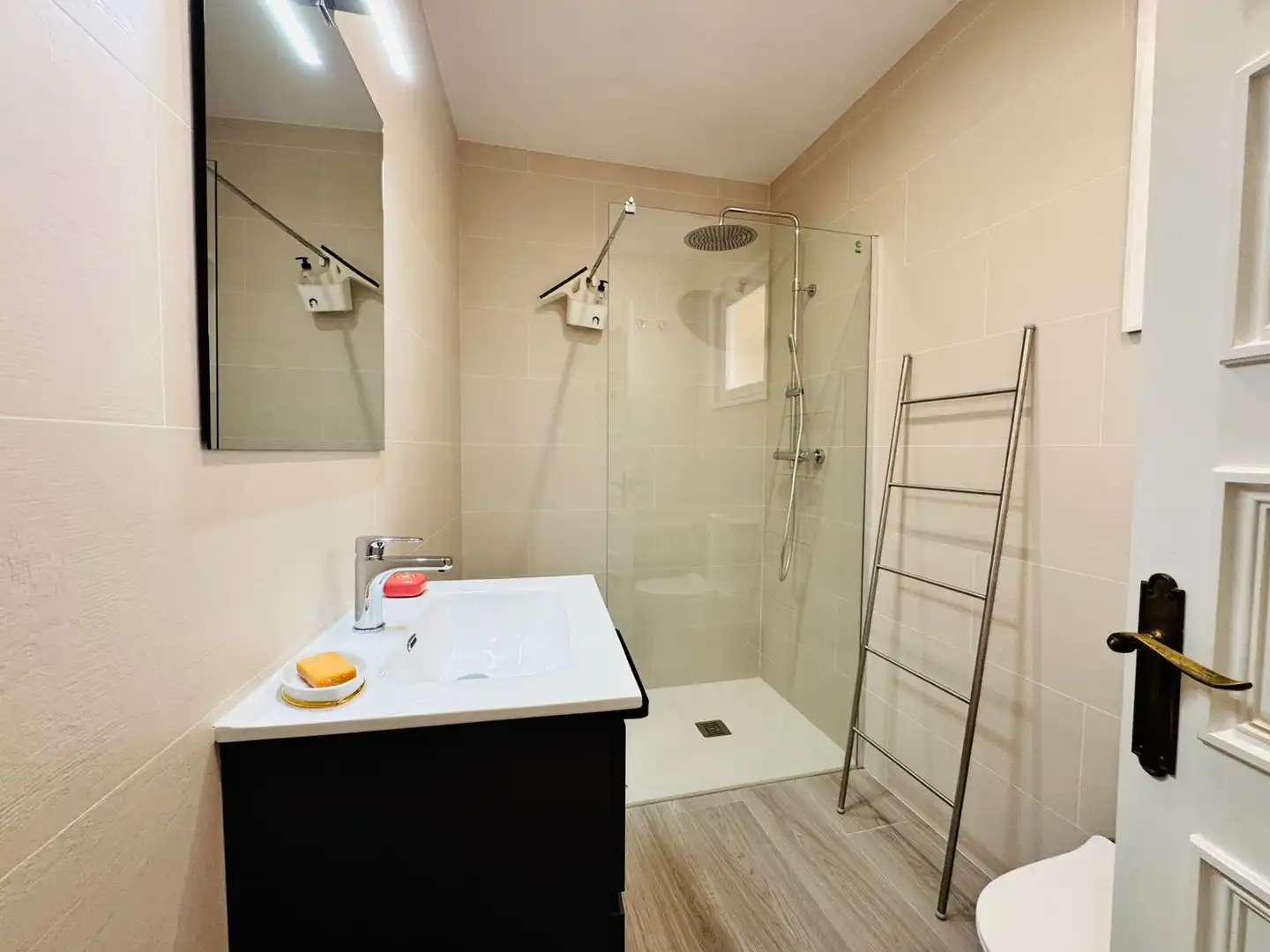 Bathroom of Flat for sale in Figueres  with Air Conditioner, Heating and Terrace