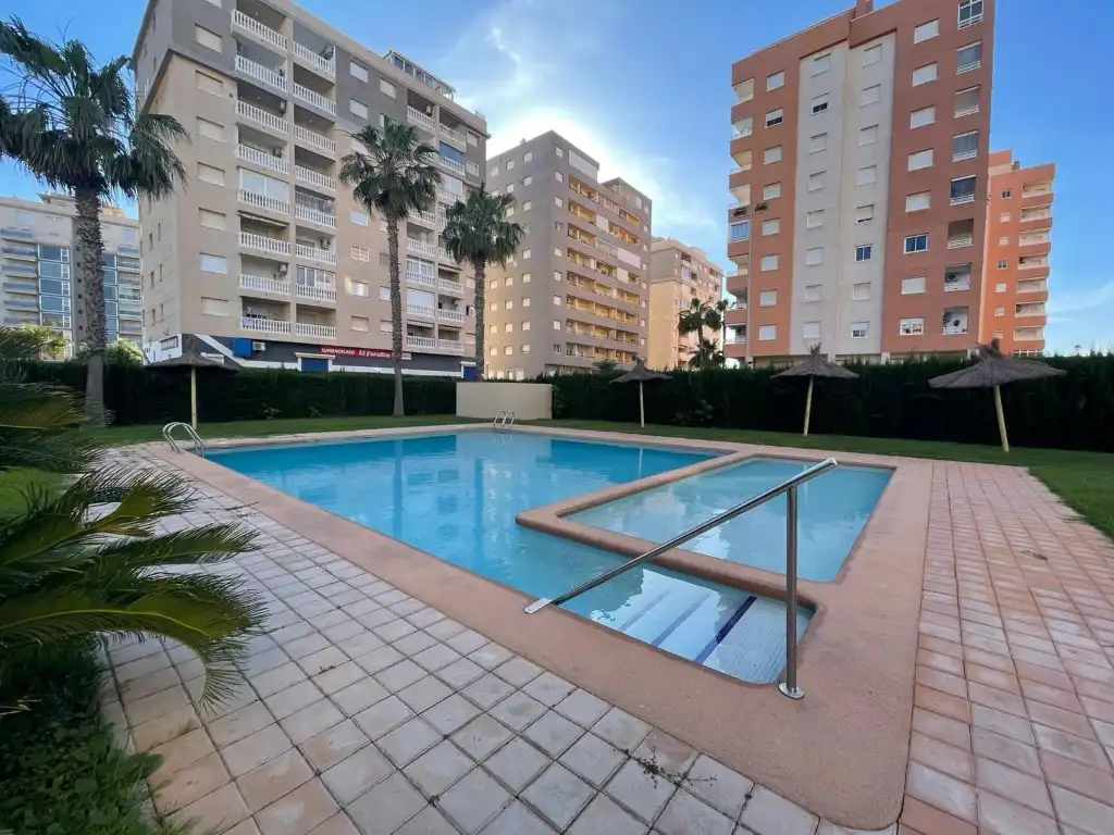 Piscina de Apartament en venda en La Manga del Mar Menor amb Terrassa, Piscina i Balcó