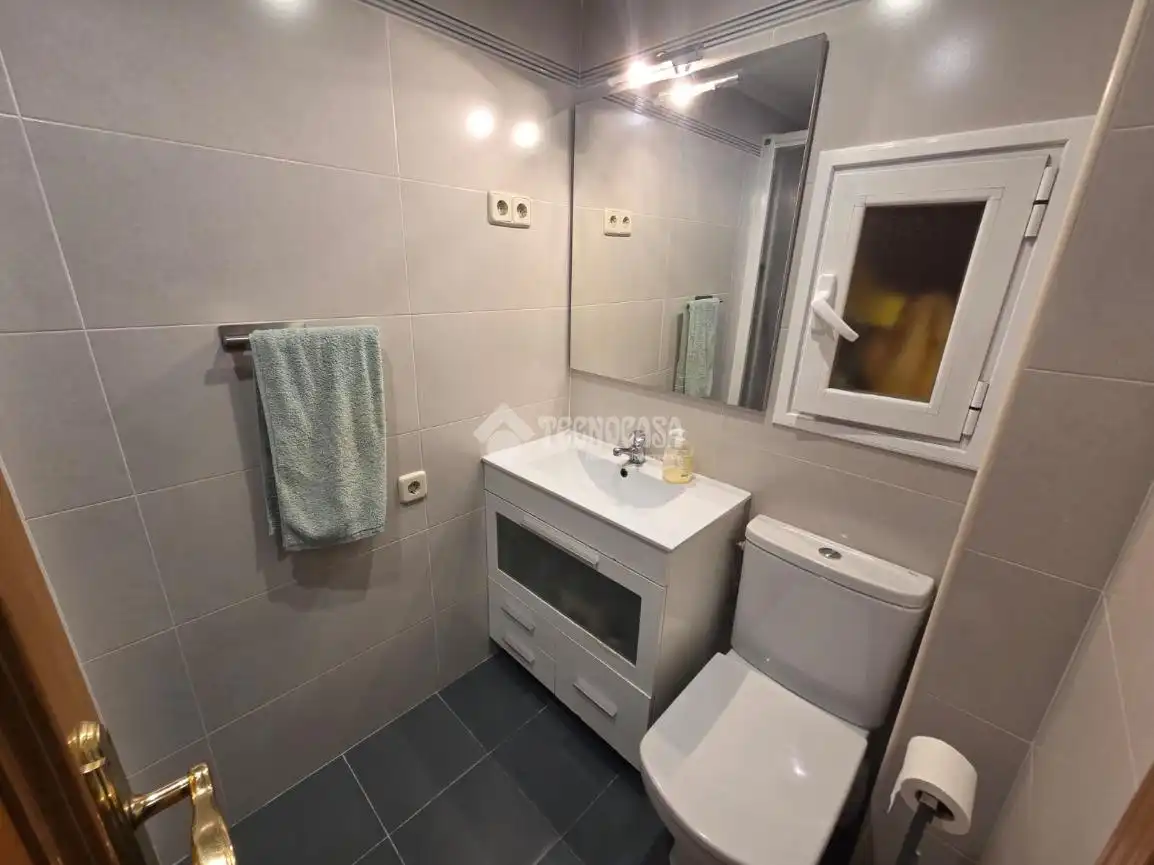 Bathroom of Flat for sale in Madrid