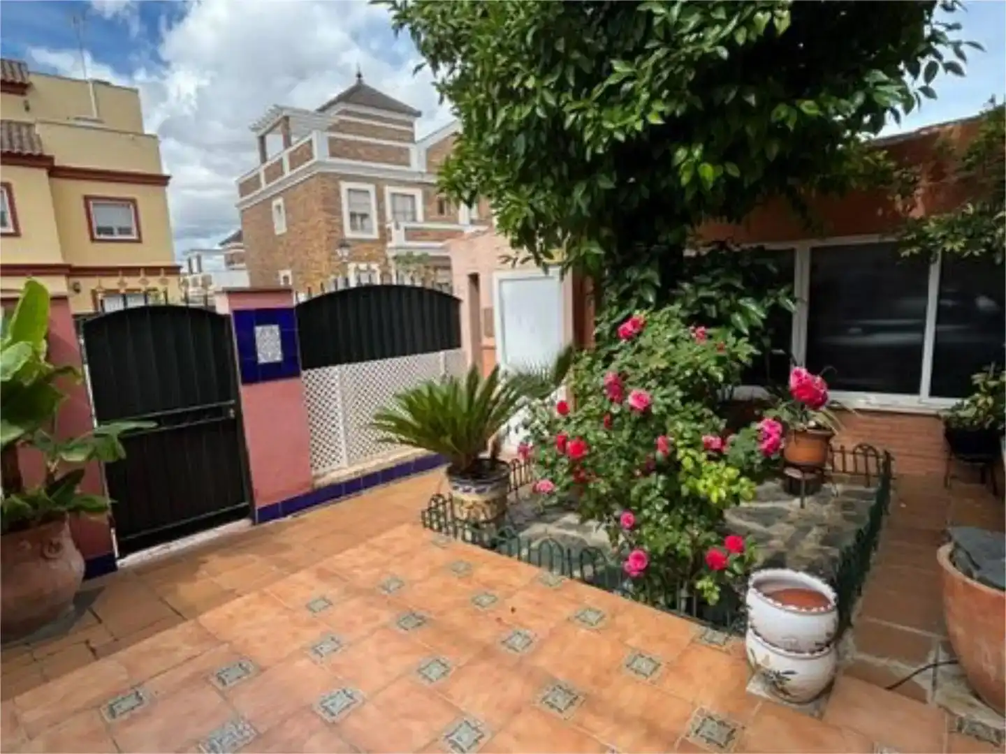 Vista exterior de Casa o xalet en venda en Tomares amb Aire condicionat i Balcó
