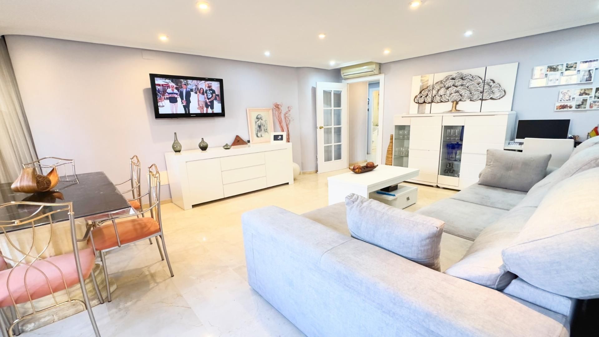 Sala d'estar de Pis en venda en Benidorm amb Aire condicionat, Jardí privat i Piscina comunitària