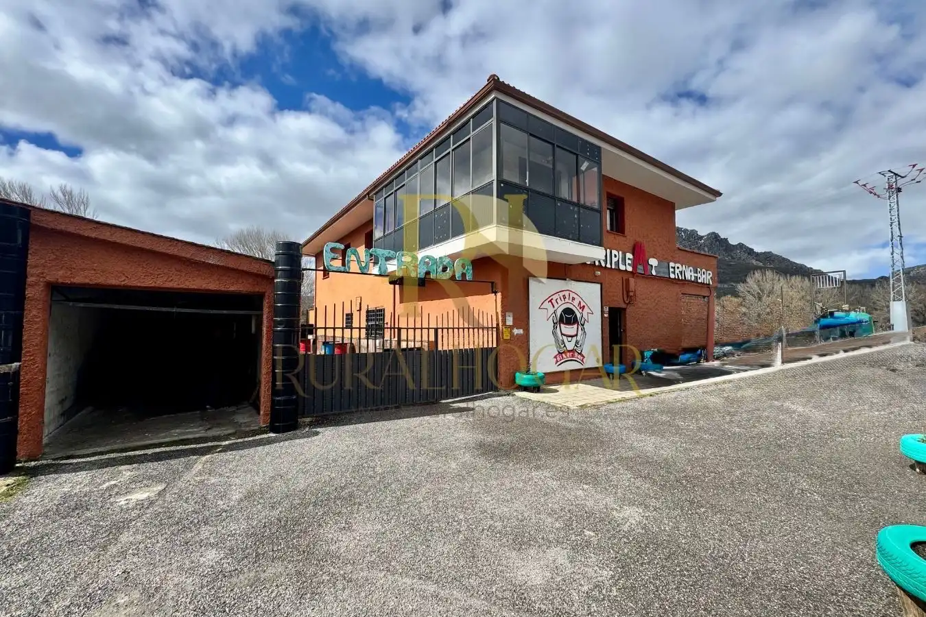 Exterior view of Commercial properties for sale in Villamanín  with Heating, Terrace and Furnished