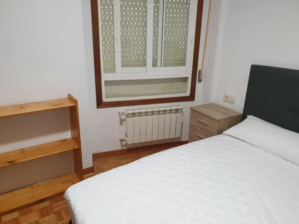 Schlafzimmer von Wohnung zur untervermieten in Ourense Capital  mit Heizung, Parkett und Balkon