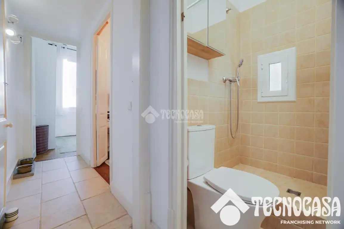 Badezimmer von Wohnung zum Verkauf in Barcelona mit Klimaanlage und Heizung