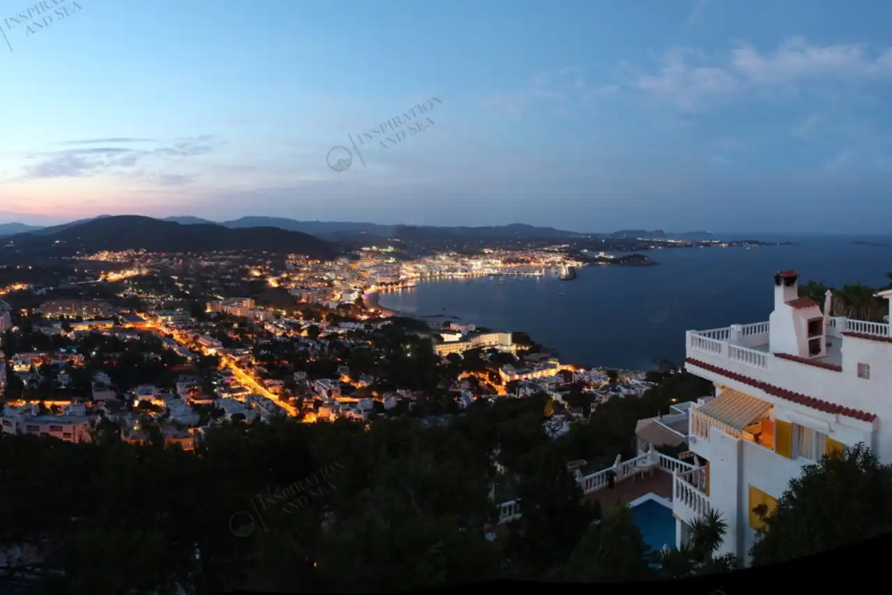 Vista exterior de Casa o xalet de lloguer en Santa Eulària des Riu amb Aire condicionat, Jardí privat i Terrassa