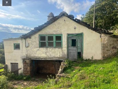 Vista exterior de Finca rústica en venda en Luena  amb Jardí privat