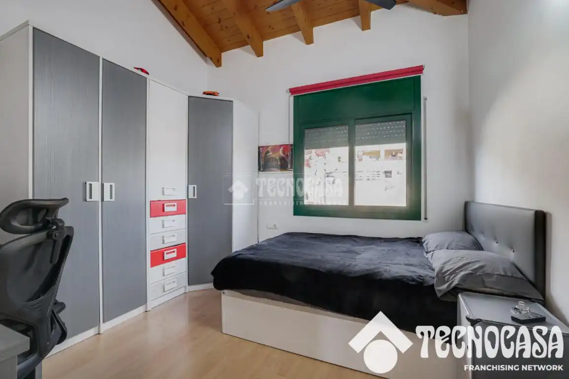 Habitación de Casa adosada en venta en Sant Vicenç Dels Horts con Aire acondicionado y Calefacción