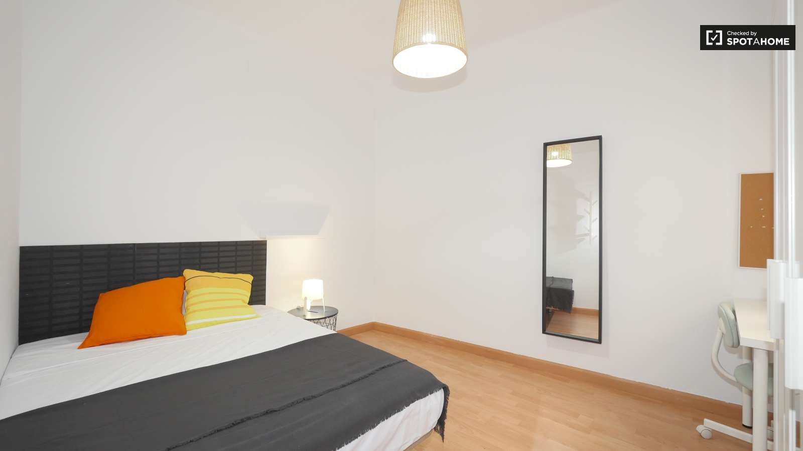 Bedroom of Flat for share in  Barcelona Capital  with Air Conditioner and Terrace