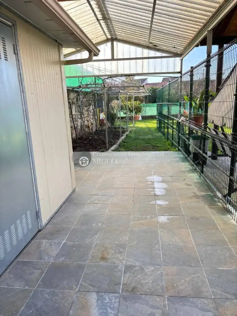 House with terrace for sale in Verín