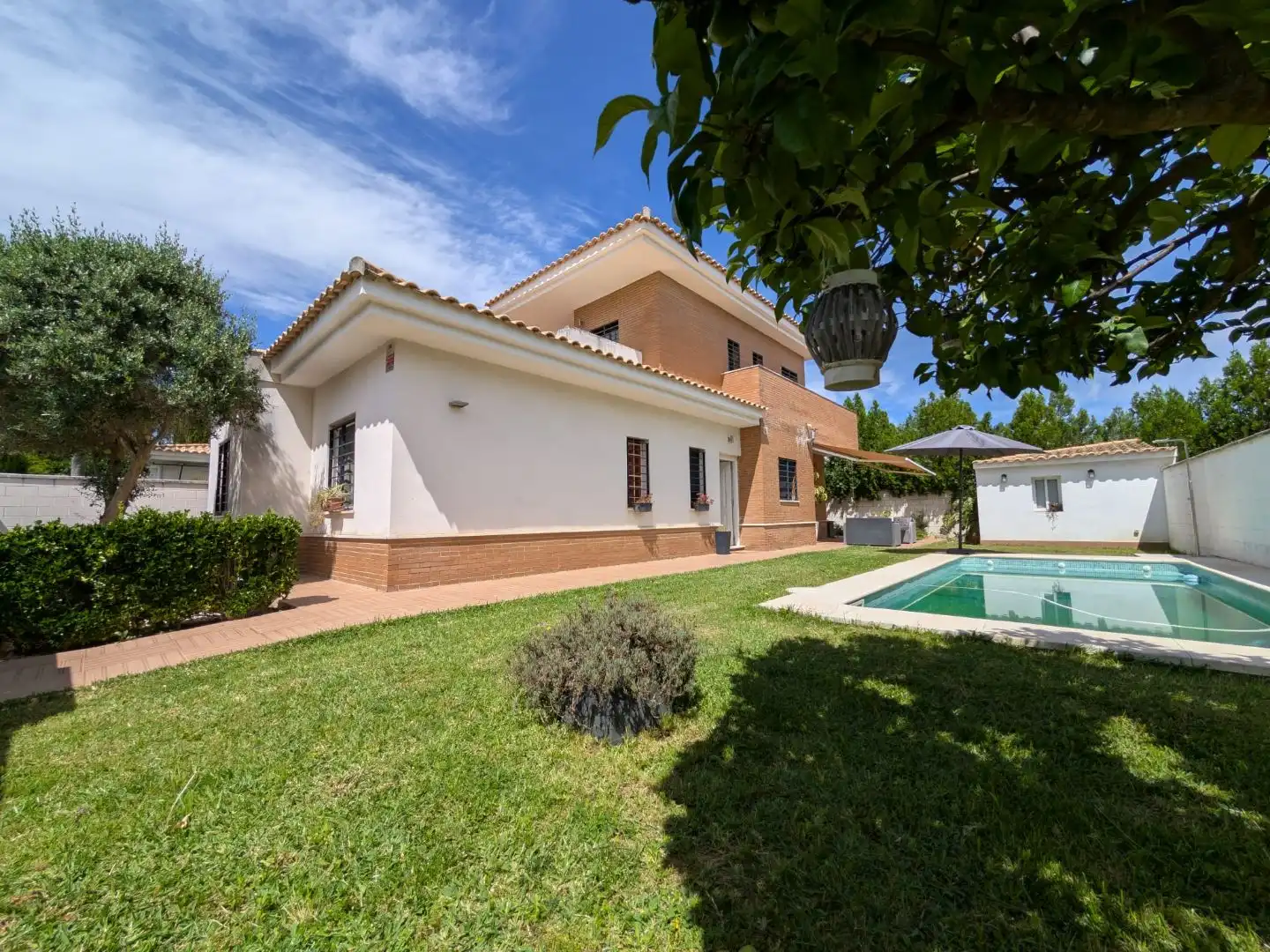 Vista exterior de Casa o xalet en venda en Espartinas amb Aire condicionat, Terrassa i Piscina