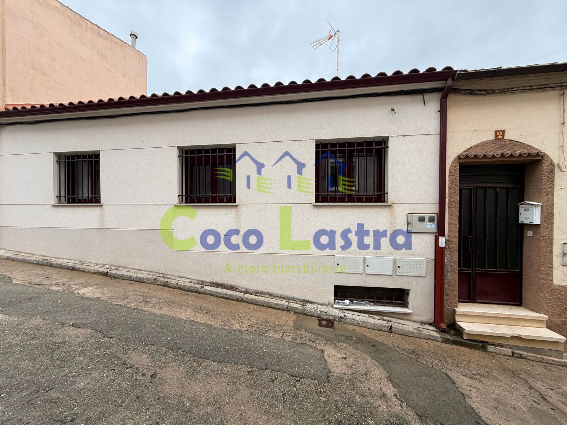 Vista exterior de Casa adosada en venda en Alba de Tormes amb Calefacció, Forn i Rentadora