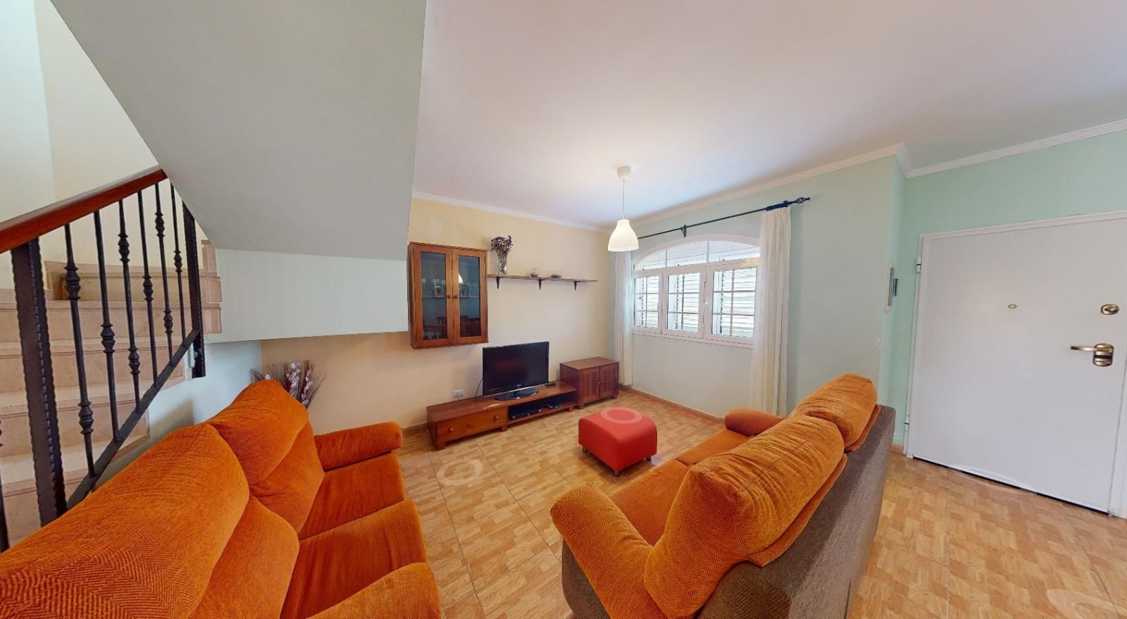 Sala d'estar de Casa adosada en venda en Las Palmas de Gran Canaria amb Jardí privat