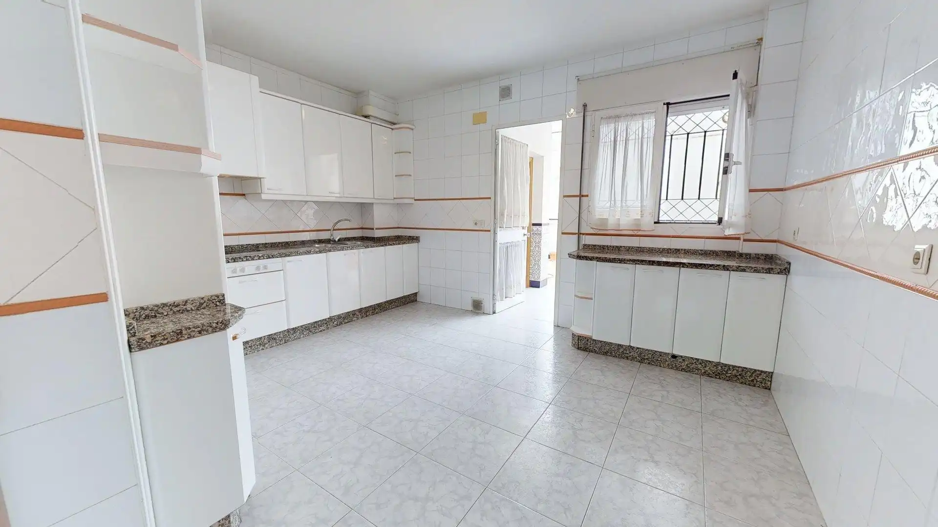Cuina de Casa adosada en venda en Córdoba amb Aire condicionat, Calefacció i Terrassa