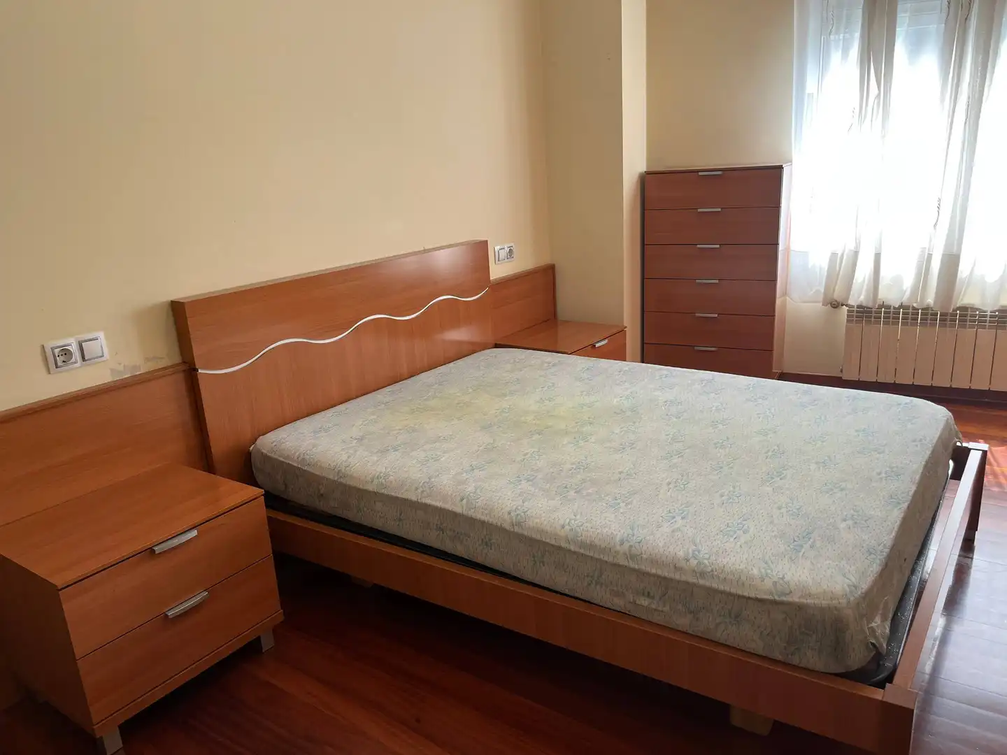 Habitación de Piso de alquiler en Santiago de Compostela  con Calefacción, Trastero y Amueblado