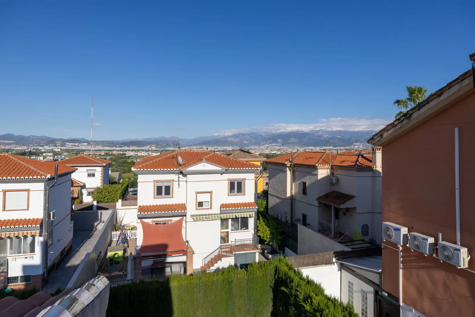 Vista exterior de Casa o xalet en venda en Cúllar Vega amb Aire condicionat, Calefacció i Terrassa