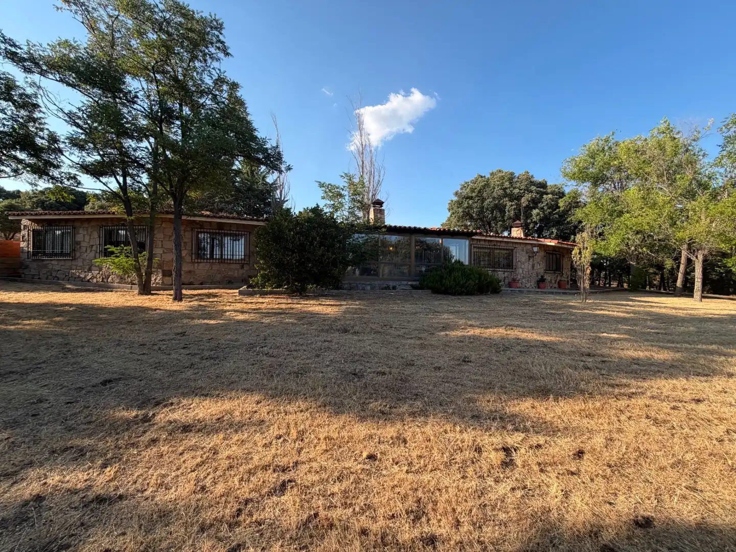 Vista exterior de Casa o xalet en venda en Muñana amb Calefacció, Jardí privat i Piscina