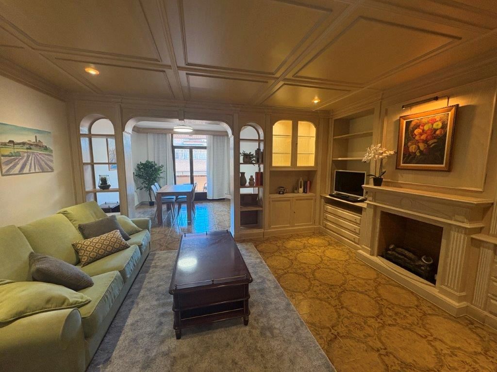 Flat to rent in Carrer Torres de Sanui, Instituts - Universitat