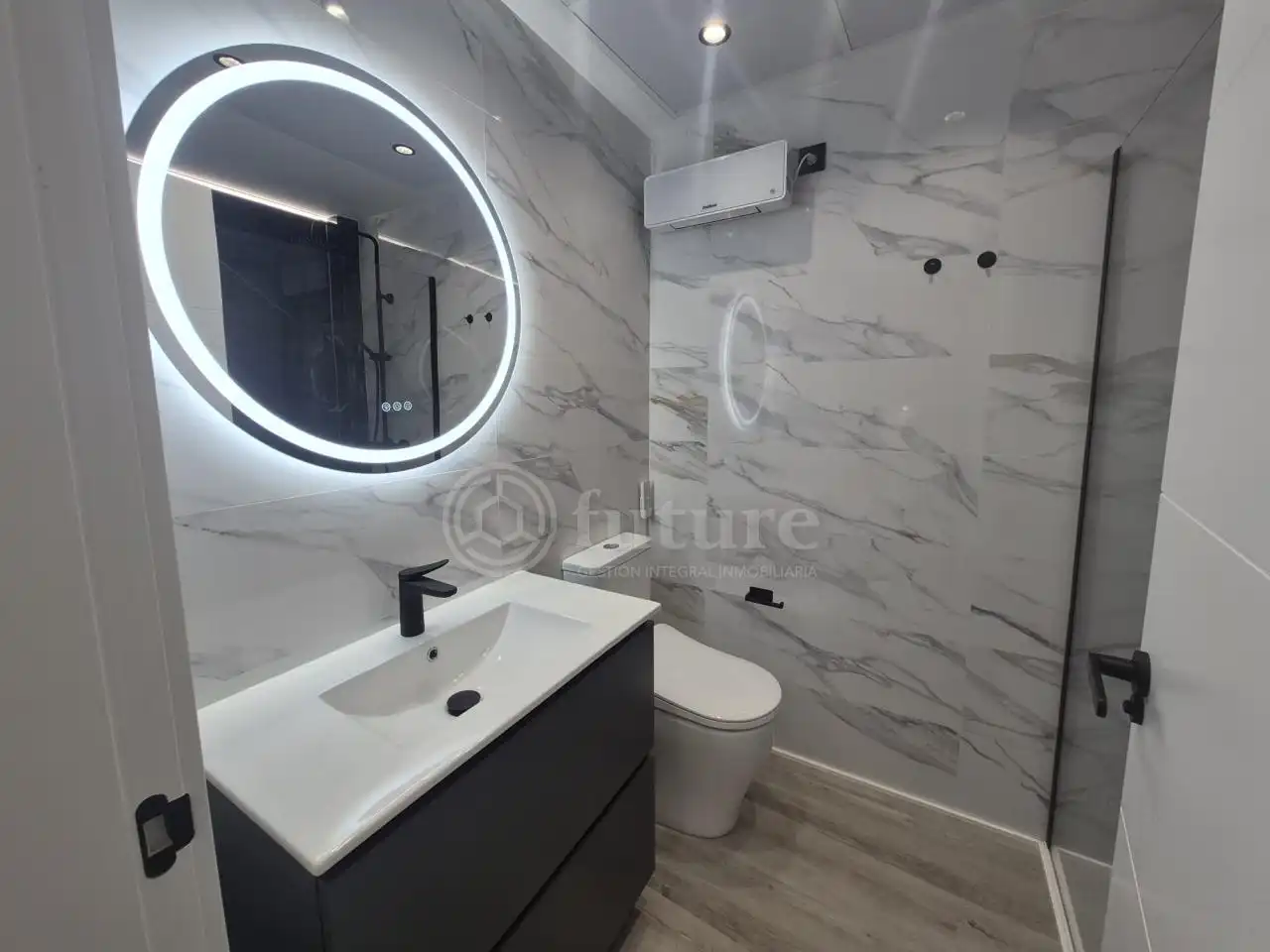 Bathroom of Study for sale in Salamanca  with Air Conditioner, Heating and Furnished