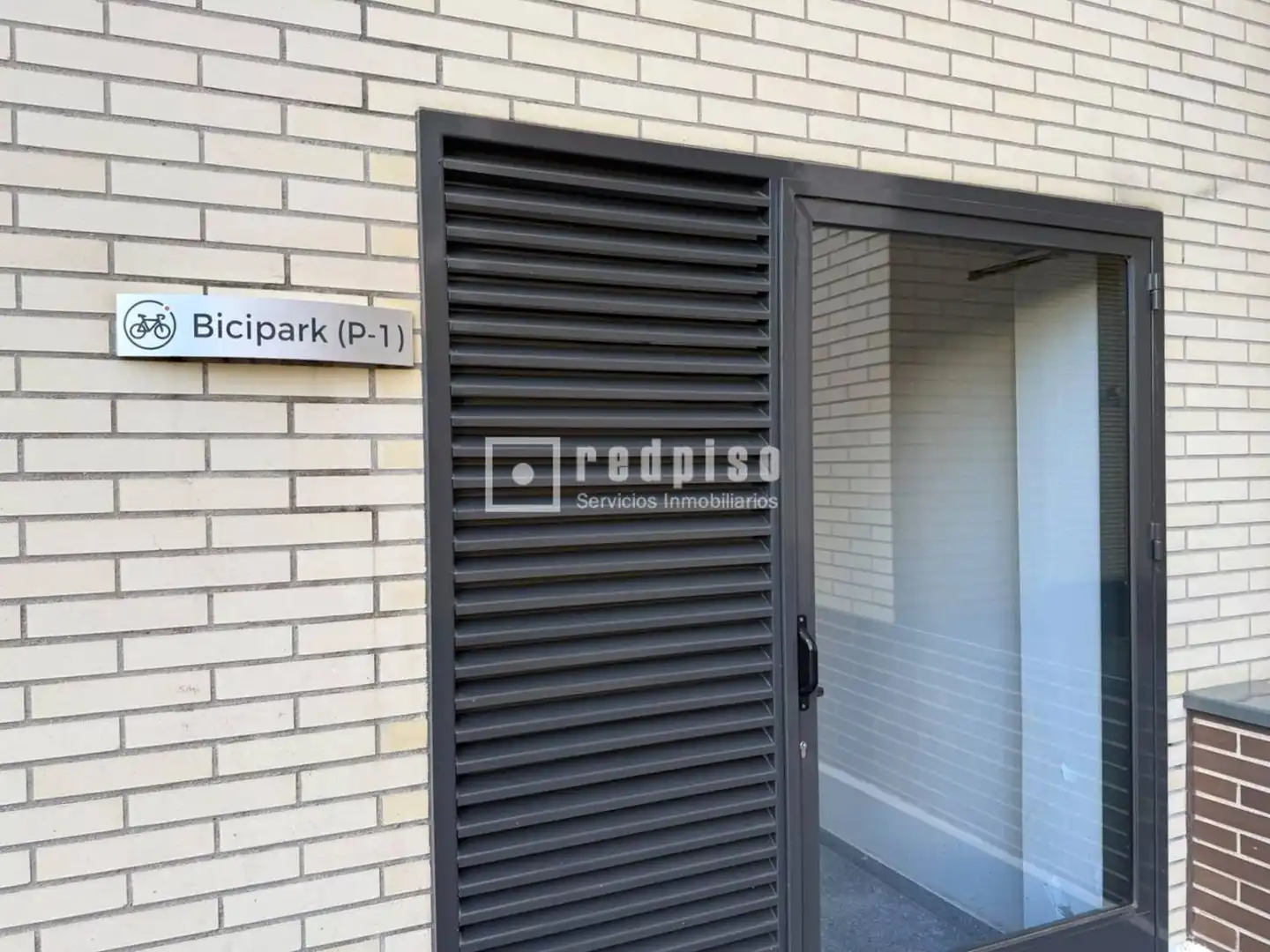 Aparcament de Pis en venda en Paracuellos de Jarama amb Aire condicionat, Calefacció i Jardí privat