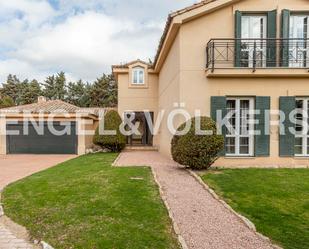 Vista exterior de Casa o xalet en venda en Pozuelo de Alarcón amb Piscina