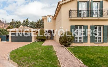 Vista exterior de Casa o xalet en venda en Pozuelo de Alarcón amb Calefacció, Jardí privat i Parquet