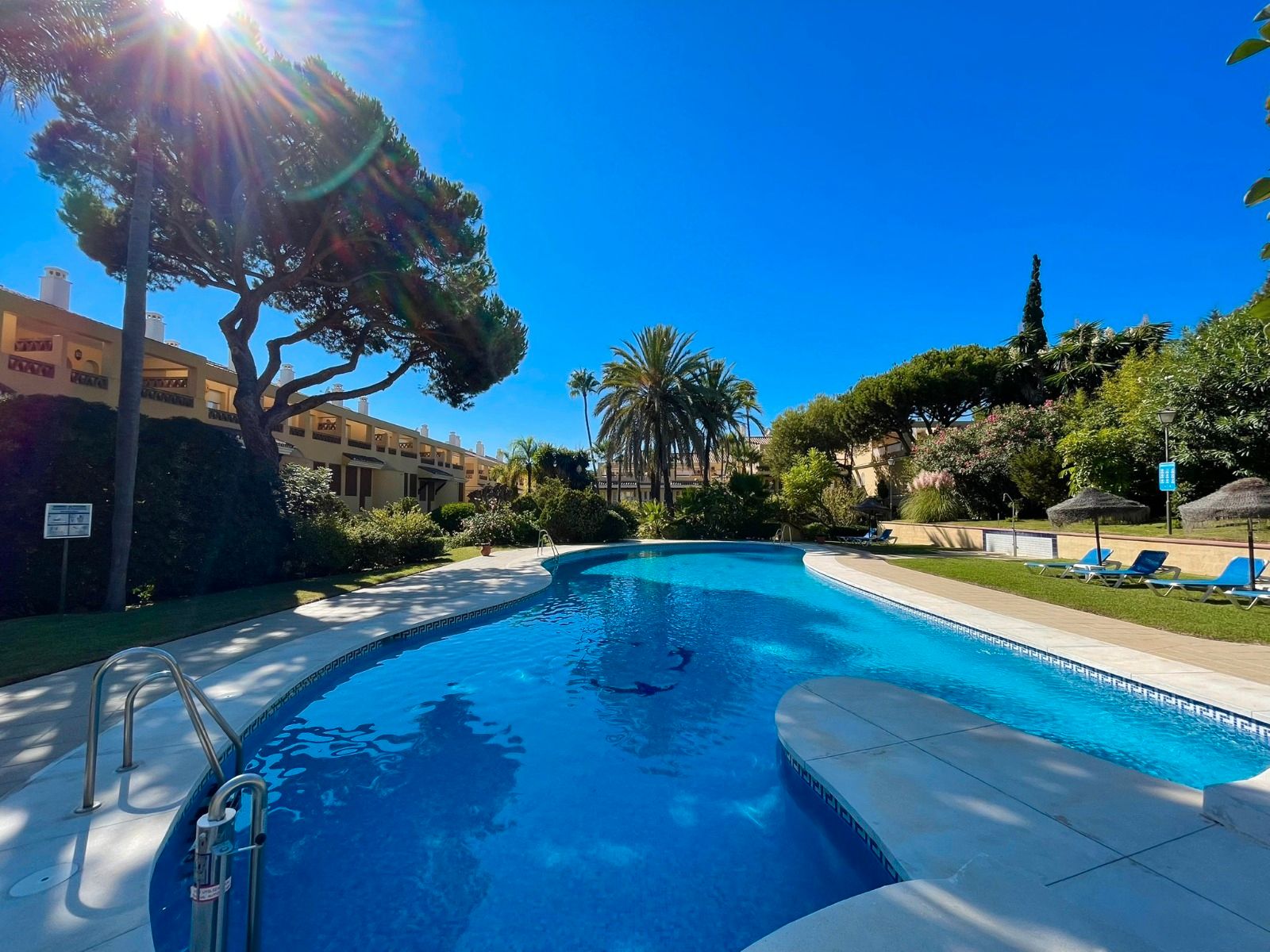Piscina de Dúplex de alquiler en Marbella con Aire acondicionado, Terraza y Amueblado