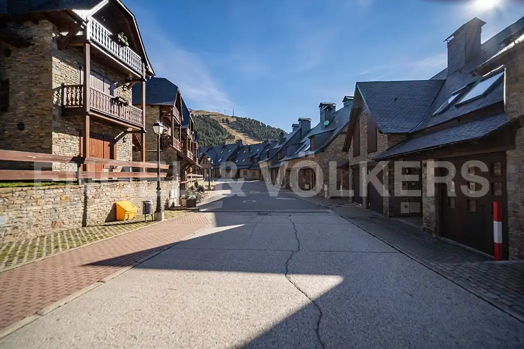 Vista exterior de Casa adosada en venda en Naut Aran amb Calefacció, Moblat i Forn