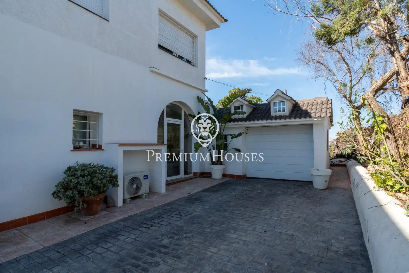 Exterior view of Houses for sale in Vilanova i la Geltrú  with Air Conditioner, Heating and Private garden